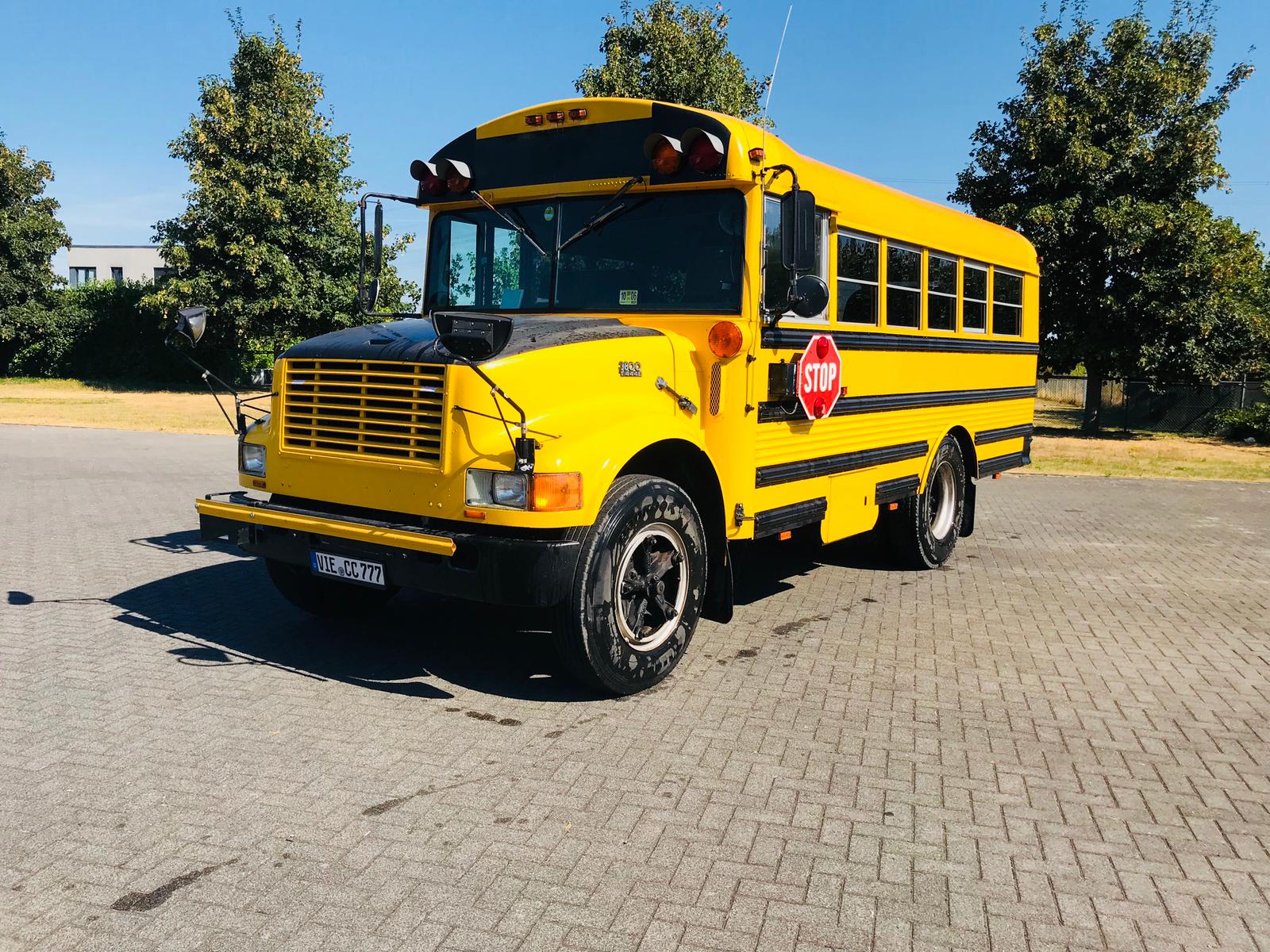 Kleiner gelber Schoolbus